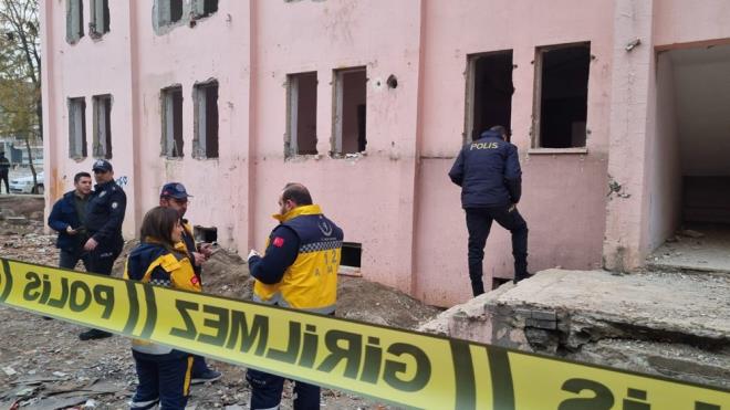 Polis, binanın etrafını güvenlik şeridiyle kapatırken itfaiye ekipleri de bodrum kattaki suyun boşaltılması için çalışma başlattı.
