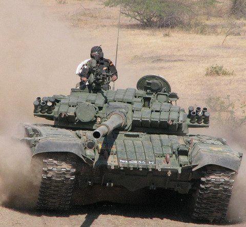 Dayanıklılığın, hareket kabiliyetinin ve ateş gücünün kusursuz bir karışımını sunan Ana Muharebe Tankları, modern kara savaşının öncü güçleri arasında gösteriliyor. Askeri gücün ve teknolojik hünerin ikonik sembolü olan AMT'ler dünyanın dört bir yanında savaş stratejilerinde önemli bir konuma sahip.