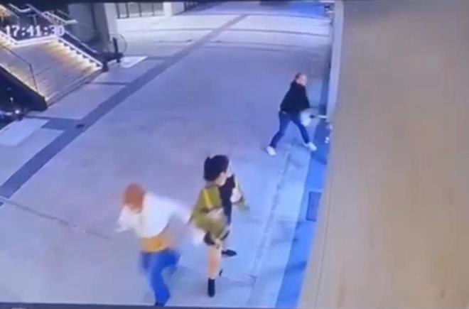 İstanbul Küçükçekmece?de bir alışveriş merkezinde bulunan güzellik merkezine gelen kişi, iş yerinin camlarını kırdı.    Olay, Kartaltepe Mahallesi?ndeki bir AVM?de salı günü akşam saatlerinde meydana geldi.  İddiaya göre bir kişi AVM içerisindeki güzellik merkezine gelerek işlemlerin fiyatlarını sordu.