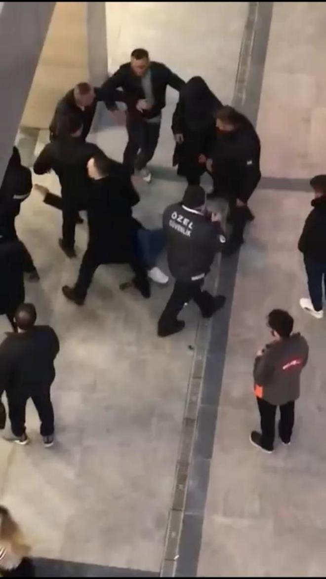 Saldırgan olay yerine gelen polis ekipleri tarafından gözaltına alındı.  Güzellik merkezinin camlarının kırıldığı ve saldırganın darbedildiği anlar güvenlik kamerası tarafından kaydedildi.