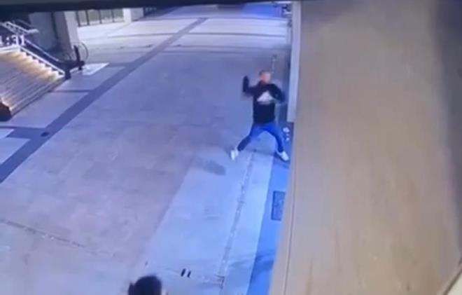 Dün güzellik merkezine yeniden gelen kişi bu kez elindeki metal parçasıyla iş yerinin camlarını kırmaya başladı.