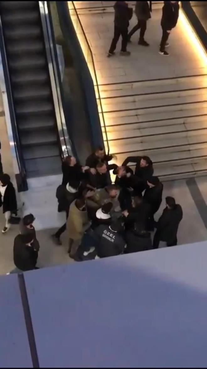 Çevredeki vatandaşlar elindeki metal parçasını aldıkları saldırganı dövmeye başladı.  Tekme ve yumruklarla dövülen saldırganı AVM?nin güvenlik görevlileri vatandaşların elinden güçlükle aldı.