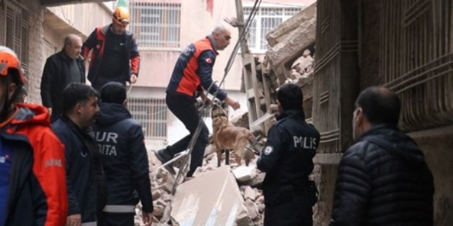 Diyarbakır'da ağır hasarlı 5 katlı bina çöktü