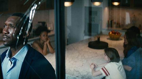 2020'nin en çok satan Rumaan Alam'ın aynı isimli kitabından uyarlanan yapım, güçlü oyuncu kadrosu ve sürükleyici hikayesiyle önceki gün Netflix'te izleyenlerle buluştu.