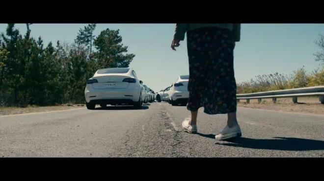 Son dönemlerde otomobil dünyasında 1 numaraya yükselen Tesla'nın yer aldığı yapımda FSD modundaki araçların siber saldırı sebebiyle kontrolden çıkıp birbirine çarptığı ve 'yaya' güvenliğini tehlikeye attığı ekranlara yansıdı.