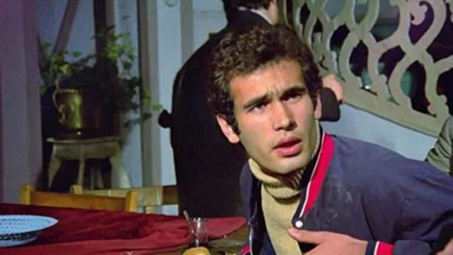 O zamanın yönetmen ve senaristi Yavuz Turgul'a olan kızgınlığı yüzünden oyunculuğu bıraktığını dile getiren ünlü oyuncu Cengiz Nezir, bambaşka bir işe, tokacılığa yönelmişti.    Oyunculuk kariyerini sonlandırmasına Yavuz Turgul'un sebep olduğunu söyleyen Cengiz Nezir, aralarındaki husumetin bir afişten dolayı olduğunu vurguladı.