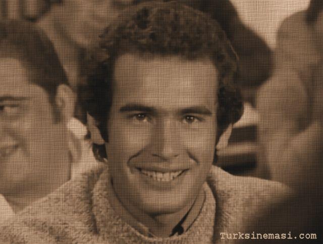 "TOSUN PAŞA DA OYNAYACAKTIM!"    Olayların bu konuşmadan sonra geliştiğini ifad​e eden ünlü oyuncu sözlerine, "Şaşırtıcı ama o gün oyunculuğu bıraktım. Hatta ondan sonraki filmim de hazırdı. 'Tosun Paşa'da rol alacaktım." diyerek devam etti.