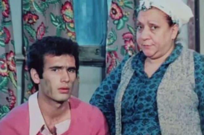 AFİŞ YÜZÜNDEN OYUNCULUĞU BIRAKMIŞ!    Yeşilçam'ın unutulmaz filmleri arasında yer alan Hababam Sınıfı filminde 'Bozum Cahit' karakteriyle tanıdığımız Cengiz Nezir, şimdilerde tokacılık yapıyor.