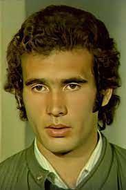 Cengiz Nezir; "Arzu Film'in yazıhanesinde çalışıyordu. Yönetmen ya da senarist değildi. Film ithalatını ve afişleri yapıyordu. 'Hababam Sınıfı'ndan sonra 'Ah Nerede'nin afişinde adımı görünce çok mutlu olmuştum. O zamanlar afişte adının yer alması çok büyük bir şeydi. 'Bizim Aile'nin afişinde de ismim vardı. Arkasından 'Aile Şerefi'ni çektik. Sonra afişi gördüm ismim yok. Yavuz Turgul'a gittim. 'Ağabey neden ismim yok?' diye sordum. Değişik bir tavır ve üslup ile 'Cengizciğim unutmuşum' dedi. 'Yok ya' dedim..." şeklinde konuştu.