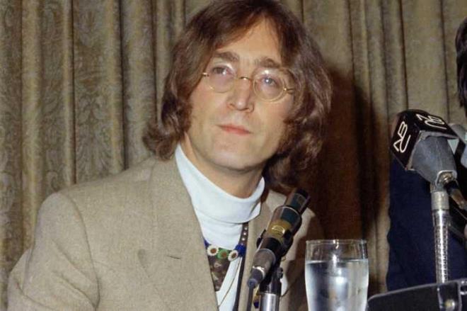 The Beatles isimli müzik grubunun üyelerinden biri olan John Lennon, hayranı  Mark David Chapman tarafından kaldığı otelde öldürülmüştü. Aradan geçen zamandan sonra  katiliyle çektirdiği fotoğraf ortaya çıktı.