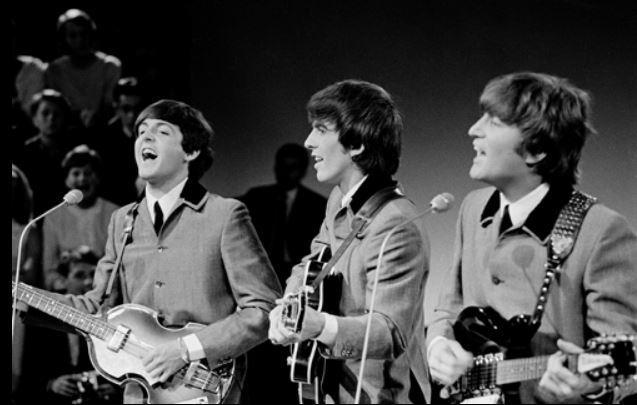 Takıntılı hayranı daha sonra  "Mr.Lennon" diye seslenerek beş el ateş edip, John Lennon'u öldürdü.