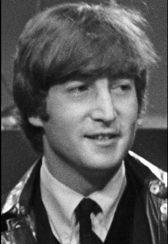 Takıntılı hayranı Mark David Chapman, Lennon'un yaşadığı yere gelerek "Double fantasy" albümünü John'a imzalattı.
