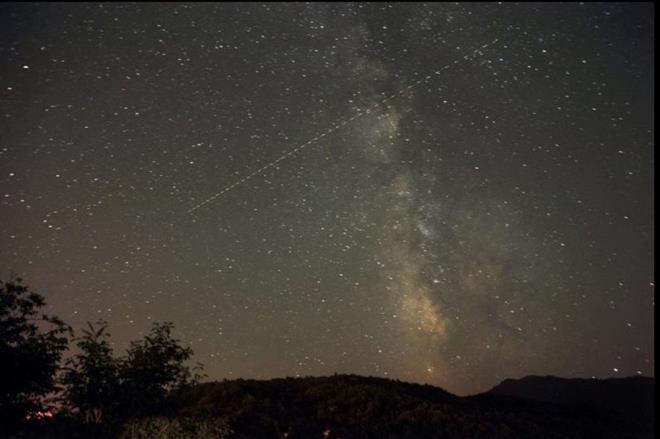 Dünya, Güneş etrafındaki yörüngesinde ilerlerken, küçük gezegenlerden saçılan göktaşlarının arasından geçiyor. Bu göktaşları dünya atmosferine girdiğinde ise yanarak parçalanıyor.