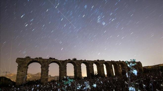 Uzmanlar, gökyüzünün açık olduğu ve ışık kirliliğinin bulunmadığı noktalardan meteor yağmurunun izlenebileceğini bildirdi.    Greenwich Gözlemevi de Geminid'in renkleri nedeniyle ayırt edici olduğuna dikkati çekerek, renklerinin beyaz, sarı yeşil, kırmızı ya da mavi olabileceğini ifade etti.    Geminid, 3200 Phaethon adlı sönük bir kuyruklu yıldızın, güneş etrafındaki yörüngesinde dönerken arkasında bıraktığı kaya parçaları sonucunda oluşuyor.