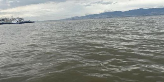 Sağanak sonrası İzmir'de denizin rengi değişti