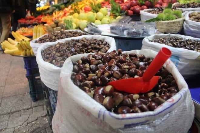 'HANGİSİ YERLİ HANGİSİ ÇİN KESTANESİ AYIRT ETMEK ZOR'    Yerli kestanenin ayırt etmenin zor olduğunun altını çizen uzmanlar ancak pişirirken köpürdüğünde anlaşıldığına dikkat çekiyor.