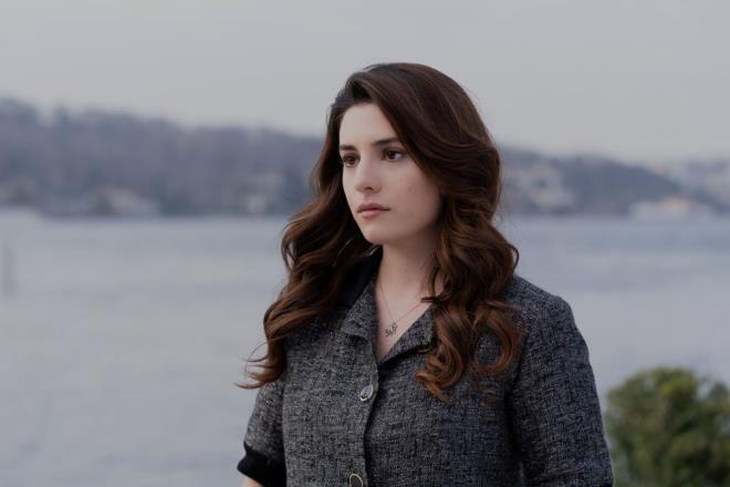 OZAN, İNCİLA'YA SERT ÇIKTI    İncila, onunla evlenemeyeceğini söyleyince çılgına dönen Ozan, "Ben seni korumak için yaptım tüm bunları. Bu gece bizim eve yemeğe geleceksin. Benimle kimse böyle oynayamaz" dedi.    Ozan, İncila'nın kolundan tutarken yetişen Mete; onu eve yollayıp kuzenini sakinleştirdi.    Eve gidince babaannesi istemediği için Ozan'la evlenemeyeceğini söyleyen İncila, Naz'ın "Herkes kavga ettik. Senin için sofralar kuruluyor bugün. Ben ne istersem o olacak" demesiyle sessiz kaldı.