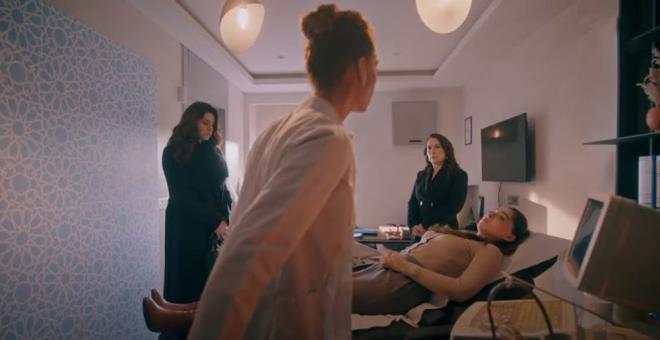 İNCİLA HAMİLE OLMADIĞINI ÖĞRENDİ    Kadir ise İncila'yı iş çıkışı almaya gittiğinde gelmeyeceğini öğrenince onları takip etti.    Füsun, Ozan ve Naz ile doktora giden İncila ise hamile olmadığını öğrenince rahat bir nefes aldı. Çıkışta yalnız kalmak istediğini belirten İncila, Kadir'i karşısında görünce şoke oldu.    Naz için doktora geldiklerine inanmayan Kadir, sorun çıkartırken İncila'yı eve götürdü. Orada kalmak isteyen Kadir, reddedilince iyice şüphelendi.
