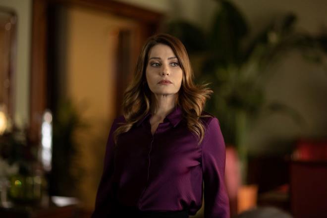 FAHRÜNNİSA YASAK AŞKI DUYDU    Sakla Beni son bölümde; İncila'nın Mete'ye ilan-ı aşkını Fahrünnisa duydu.    Aynı anlarda Ozan da dedesine İncila'yı sevdiğini ve onunla evlenmek istediğini ifade etti. Taşların yerinden oynayacağını söyleyen Ziya, durumu konuşmak için Atıf'ın evine gitmeye karar verdi.    Koşarak Ziya'nın yanına giden İncila'nın Mete'ye "Seviyorum" dediğini anlatan Fahrünnisa, Ziya'nın "Biliyorum, Atıf'ın evine gidip konuşacağım" demesiyle şoke oldu.