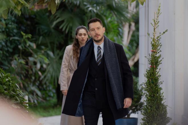 METE, İNCİLA'NIN KAPISINDA    Afife, İncila'ya; Ozan ile evlenmesine asla müsaade etmeyeceğini ifade ederken Mete geldi.    Naz'dan İncila'nın doktora gittiğini öğrenince dayanamayan ve onun evine giden Mete, bir bahaneyle İncila'yı çıkardı. Ona herkesi reddetmesini ifade eden Mete, arkadaşı olarak hep destek olacağına dair söz verdi.