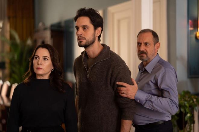 İNCİLA, OZAN İLE BULUŞTU    İncila, sabah Kadir kendisini işe bırakırken "Akşam seninle bir şey konuşacağım" dedi. Eve girer gibi yapan İncila, taksiye atlayıp Ozan'ı aradı.    İncila'nın eve girmeden gittiğini gören Mete ise onu arayıp nereye gittiğini sordu. İncila, "Dediğini yapacağım" derken Mete de "Yanına geliyorum. Ne olursa olsun yanındayım" dedi.