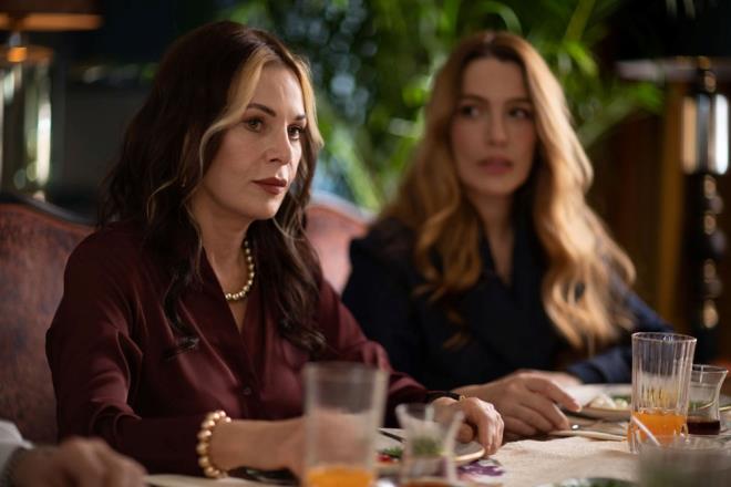 ATIF VE BELGİN'İN ROMANTİK YEMEĞİ    Filiz'in Belgin'e olan tavırlarını gören Atıf ise onunla baş başa yemeğe çıktı.    Ertesi sabah kahvaltı sofrasında Ozan'a destek vereceğini belirten Atıf, Füsun'a da oğlu Bahri'ye de sert çıktı.