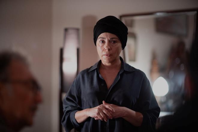 GÜLTEN HER ŞEYİN FARKINDA    İncila ile mutfağa giren Gülten ise ona "Oğluma aşıksın değil mi? Biliyorum ben, merak etme kimseye söylemem" dedi. Ardından da kendi eşiyle olan hikayesini anlattı.    Gülten, eşi Cemil'in kendisini en yakın arkadaşıyla aldattığını ve Mete ile birlikte onları yakaladıkları günü hatırladı.