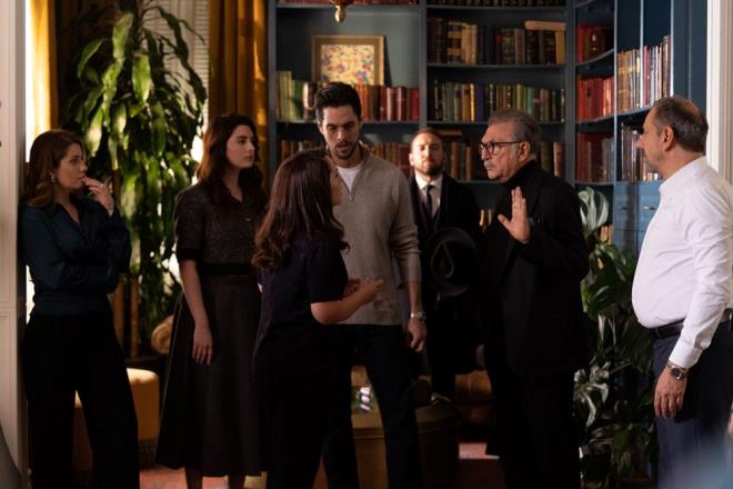 ATIF'IN EVİNDE OZAN-İNCİLA KRİZİ    Ozan ve Fahrünnisa ile birlikte Atıf'ın evine giden Kont Ziya, "Ozan, İncila ile evlenmek istiyor" dedi. Herkes bu sözlerle şoke oldu.