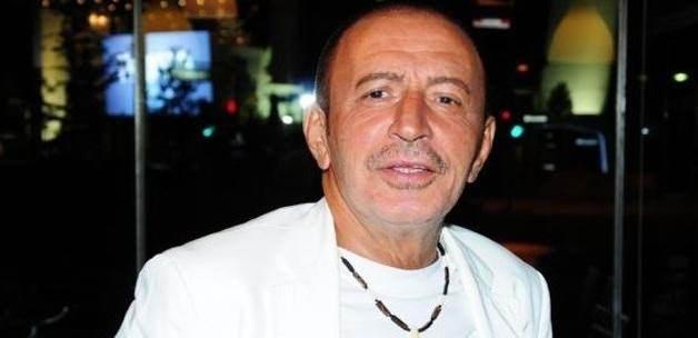 Bugüne dek bunları anlatıp, sevenlerimi üzmek istemedim. Çünkü beni anlayanlar da var!" Mustafa Topaloğlu'nu hayretler içinde dinledim. Topaloğlu özetle 'Uzaylı' olarak anılmanın kendine ve müzik kariyerine büyük zarar verdiğini söyledi.