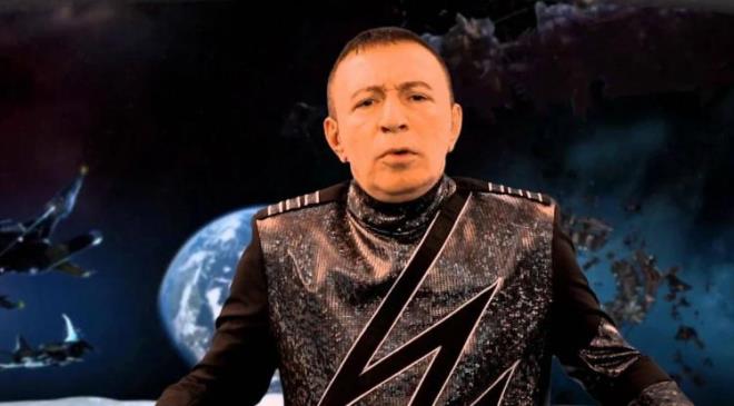 "ÇOK ZORLUKLAR YAŞADIM"    Ancak bunu gerçek sananlar beni sürgüne gönderdi. Rahmetli annem bile köyden geldi, 'Oğlum seni ben doğurdum, niye böyle diyorlar sana?' dedi. Bir şey diyemedim. Çocuklarım yıllarca bana bu kadar ünlü olmama rağmen niçin böyle geyik konusuna takılıp kaldığımı sordu. Gözlerim doldu, bir şey diyemedim hep yutkundum. Çok zorluklar yaşadım.