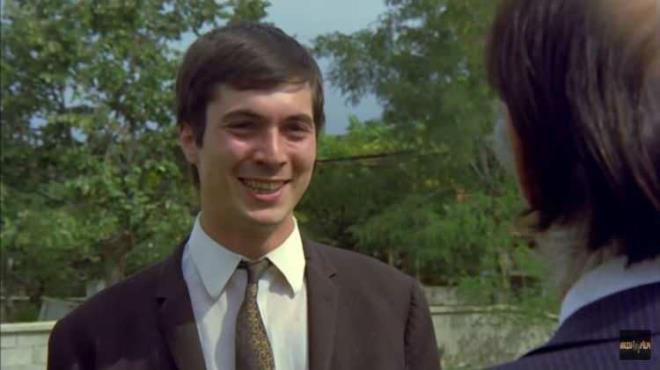 Hababam Sınıfı'nın yanı sıra "Neşeli Günler", "Gülen Adam" ve "Cennetin Çocukları" gibi filmlerde de oynayan Sezerel, uzun zamandır ekranlardan uzakta bir yaşantı sürdürüyor.