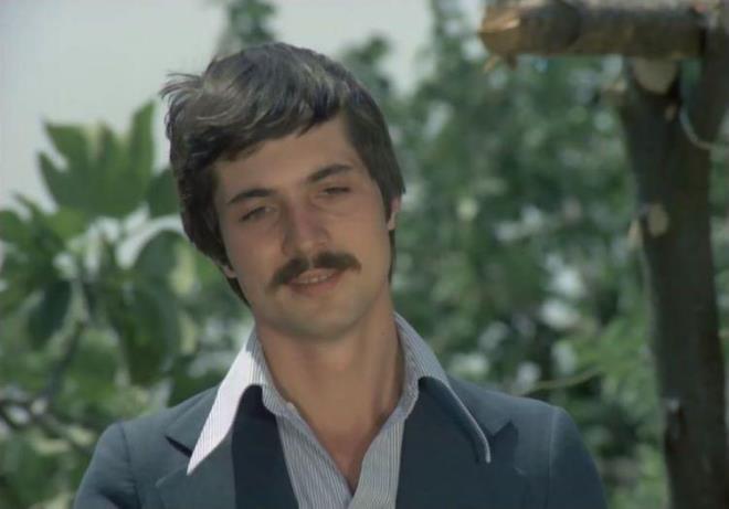 Kamera arkasında yönetmen yardımcılığı yapan usta oyuncu günümüzde kendisine ait olan bir mekan işletmektedir.