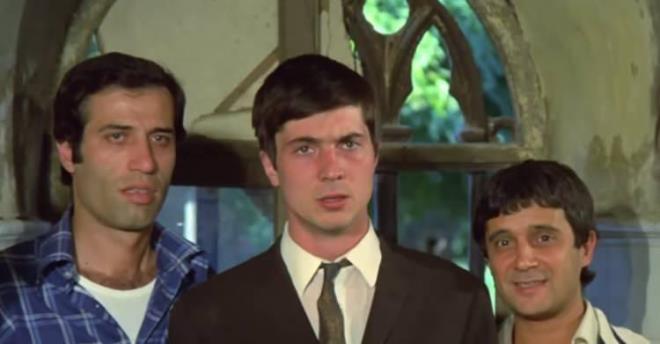 7'den 70'e herkesin en sevdiği filmler arasına adını yazdıran Hababam Sınıfı'nda "Çalışkan Ahmet" karakteriyle hafızalara kazınan Ahmet Sezerel, son dönemlerde merak konusu haline geldi.