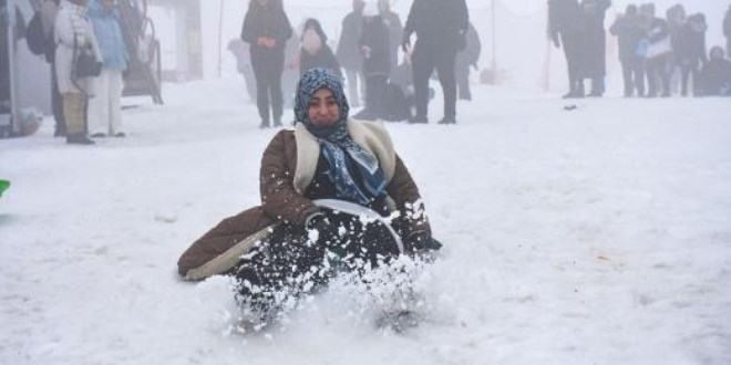 Uludağ'da yarıyıl tatili: Pistler doldu taştı