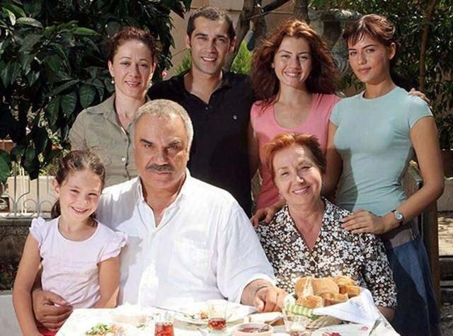 Reşat Nuri Güntekin'in eserinden uyarlanan Yaprak Dökümü'nün oyuncu kadrosunda, Halil Ergün, Fahriye Evcen, Deniz Çakır, Güven Hokna, Gökçe Bahadır ve Bennu Yıldırımlar isimler yer alıyordu.