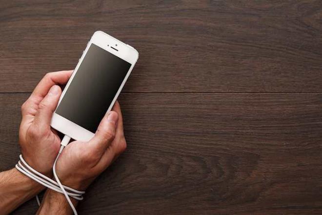 10 BİN DOLAR PARA ÖDÜLÜ    Bu program kapsamında katılımcıların 1 ay boyunca telefon kullanmaması gerekiyor. Şartı yerine getiren 10 katılımcıya 10 bin dolar yaklaşık 302.000 TL ödül verilecek.
