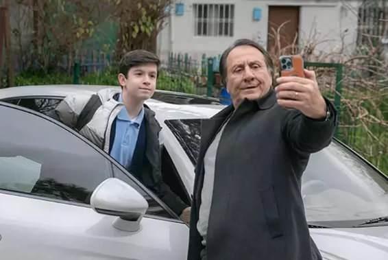 'Hüsnü Çoban' karakterine teslim edilen lüks araç eğlence dolu anlara şahitlik ettiriyor.