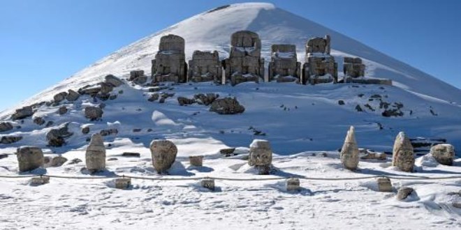 Nemrut Dağı'nda dev heykeller karlar altında!