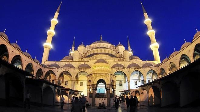 BEŞ VAKİT NAMAZ FARZ KILINDI    Miraç gecesinde beş vakit namaz farz kılındı, Allah'a şirk koşmayanların bağışlanacağı müjdesi verildi ve "Amenerrasulü" diye başlayan Bakara Suresi'nin son iki ayeti vahyolundu.    Ayrıca bu gece Allah, Hazreti Muhammed'e İsra Suresi'nde de yer alan insanın yaşama hakkını, şeref ve haysiyetini korumayı, toplumun huzur ve güvenini sağlamayı amaçlayan ahlak ve fazilet düsturlarını bildirdi.    Müslümanlara Miraç Kandili'nde, namaz borcu olanların kılabildiklerince namaz kılması, namaz borcu olmayanların ise nafile namaz kılması, Kur'an-ı Kerim okuması, istiğfar ve dua tavsiye ediliyor.