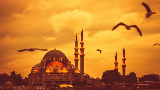 1- Miraç Kandili'nin gündüzünde oruçlu olmak ve kandili böyle karşılamak gerekir. Peygamber Efendimiz ?Recep ayında bir gün ve gece vardır ki Receb?in 27. gecesidir. Kim o gün oruç tutar ve geceyi ibadetle geçirirse yüz sene oruç tutmuş ve yüz sene ibadet yapmış gibi olur? buyurdu.