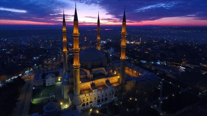İslam inancına göre, Hazreti Muhammed'in yüce alemlere ve ilahi huzura yükseldiği gece olarak kabul edilen Miraç Kandili, yarın idrak edilecek. Miraç Kandili öncesi en çok araştırılan konulardan biri de ibadetler oldu.
