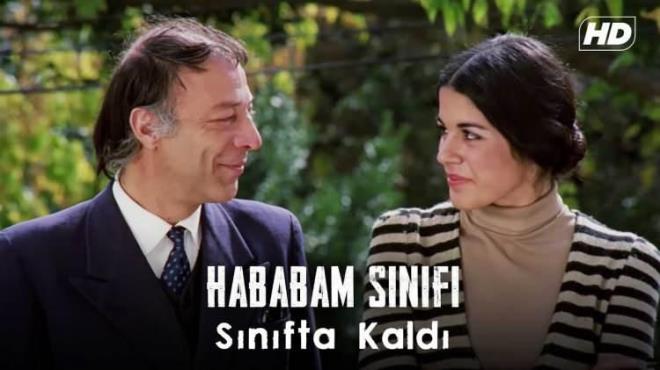 Yeşilçam'ın yıldızlar geçidi sayılan filmi Hababam Sınıfı, yıllar geçse de Türk izleyicisinin kalbindeki yerini koruyor. Başrollerinde Kemal Sunal, Tarık Akan, Münir Özkul, Adile Naşit ve Halit Akçatepe'nin yer aldığı Hababam Sınıfı Sınıfta Kaldı filminde güzelliği ile dikkat çeken Semra Özdamar son haliyle merak konusu oldu.