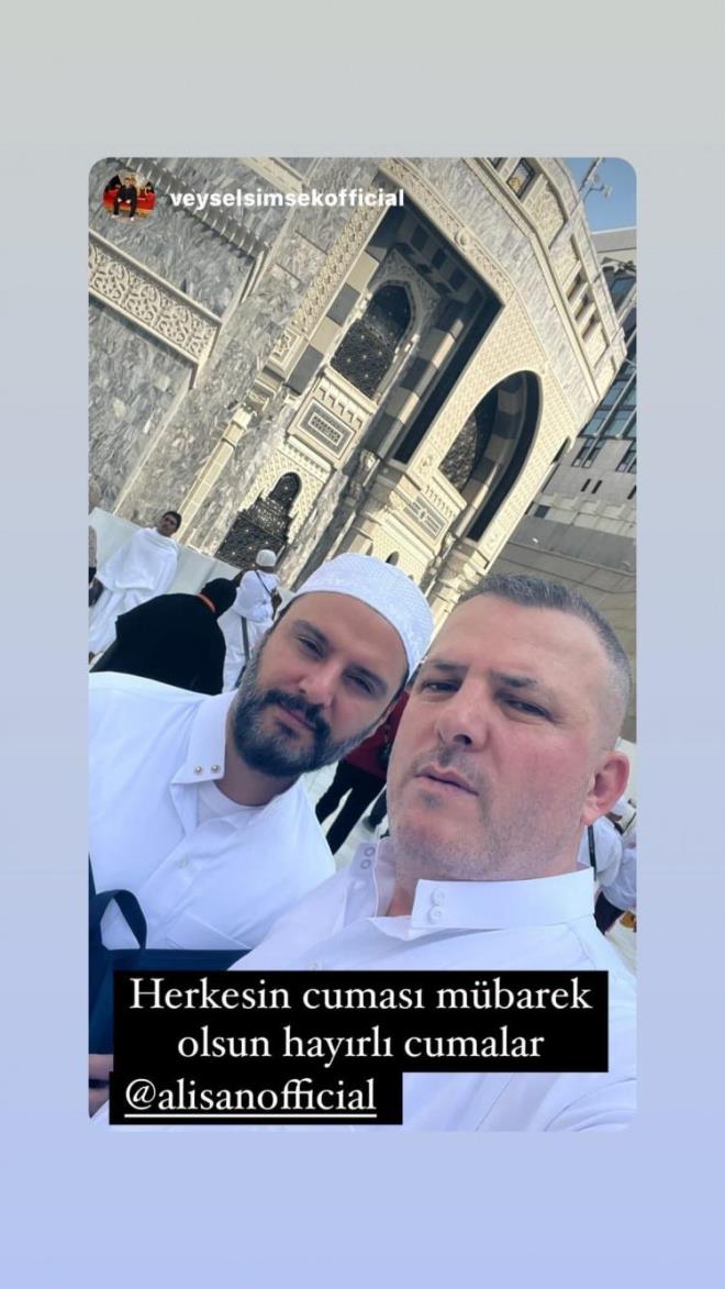 İslam alemi için büyük bir öneme sahip olan zemzem suyundan içen ünlü şarkıcı, yine o anları sosyal medya hesabında paylaşmayı ihmal etmedi.