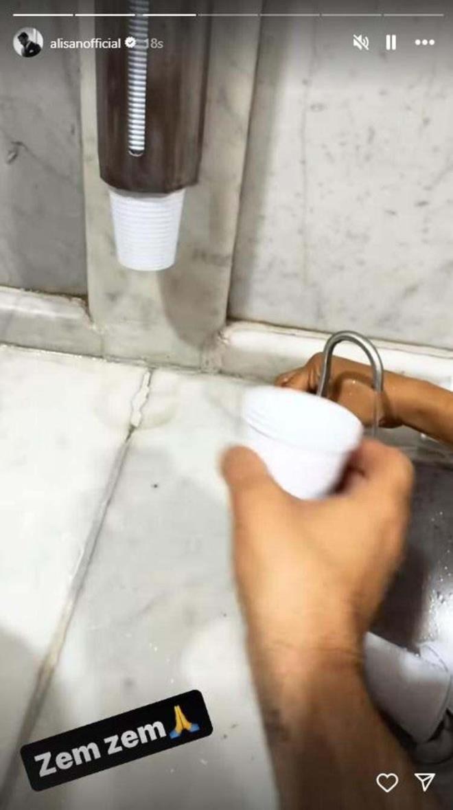 Gider gitmez Kabe ziyaretine giden Alişan, pozlarını "Gelmek, yine nasip oldu" notu ile yayınladı.