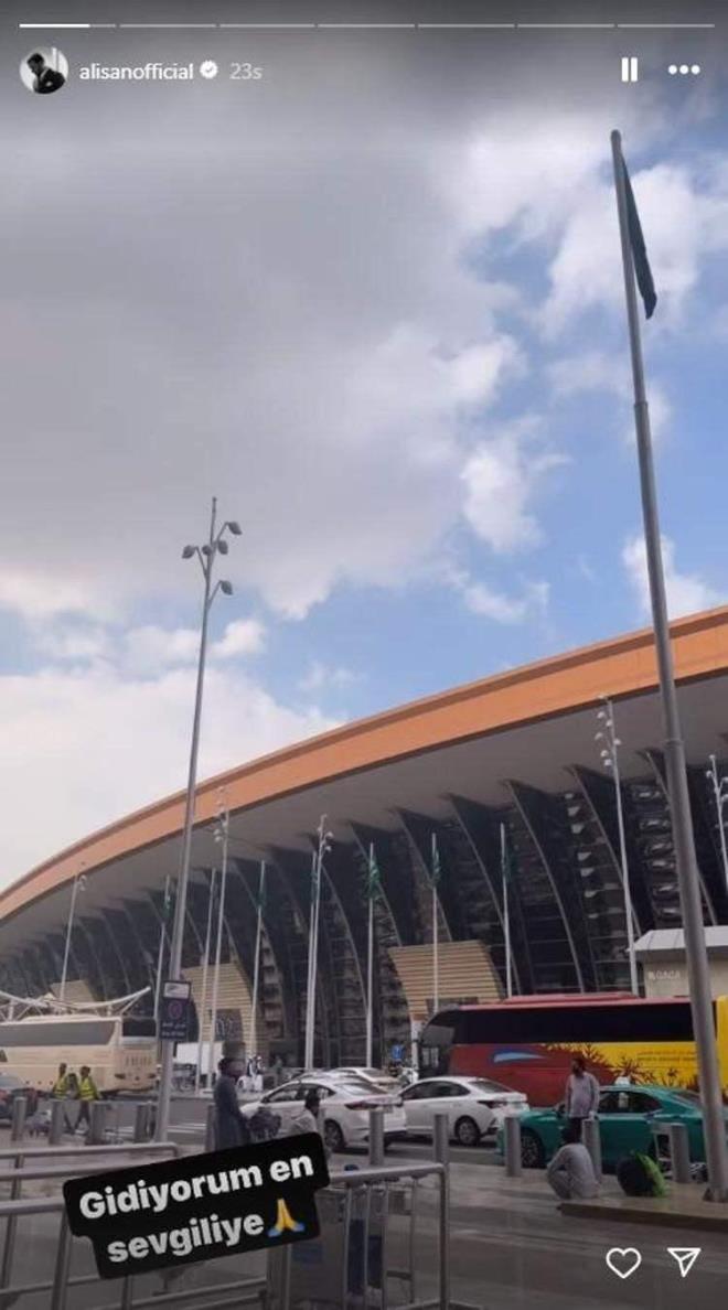 Yaşadığı sağlık problemi sonrası ünlü şarkıcı soluğu Umre'de aldı. Uçağa binmeden önce sosyal medya hesabında paylaşım yapan Alişan, "Gidiyorum en sevgiliye" ifadelerini kullandı.