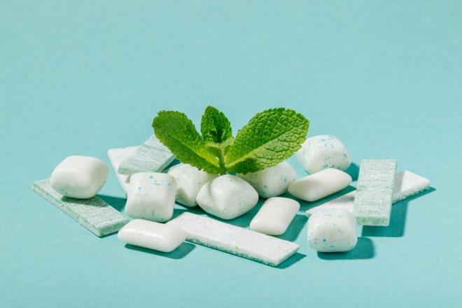 NANELİ ŞEKER    Akşam yemeği sonrası nane şekeri ferahlatıcı bir seçenek olabilir ancak bu şekerler bazen kafein içerebilir.    Nanenin kendisi kafein içermiyor, ancak tatlandırılmış bazı nane şekerleri bir miktar kafein içerebileceğinden etiketi kontrol etmenizde fayda var.
