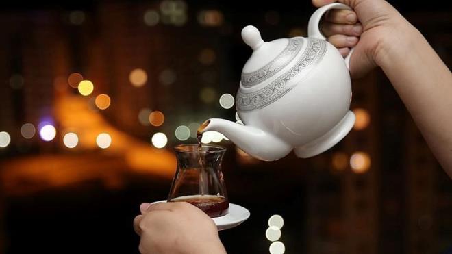 ÇAY    Diğer sıcak içecek tercihiniz olan çay da kafein içerebilir. Kahvaltı çayı ve yeşil çayın her ikisi de doğal olarak oluşan kafein içeriyor. Bir fincan demlenmiş çay yaklaşık 30 ila 50 mg kafein içerir.    Ancak çayın ne kadar koyu içildiğine bağlı olarak kafein miktarı değişecektir.    Kafein içermeyen çaylar arasında papatya, meyve çayları ve nane çayı bulunur.