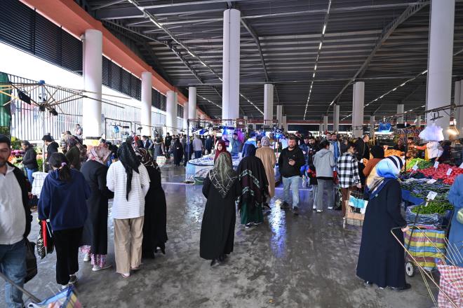 
Konuşmaların ardından Bursa Pazarcılar Odası Başkanı Aksu tarafından Büyükşehir Belediye Başkanı Alinur Aktaş?a ve Yıldırım Belediye Başkanı Oktay Yılmaz?a günün anısına hediye takdim etti. Açılış kurdelesinin kesilmesinin ardından Başkan Aktaş ve beraberindekiler, pazar alanını gezerek pazarcı esnafı ve vatandaşlarla sohbet etti.