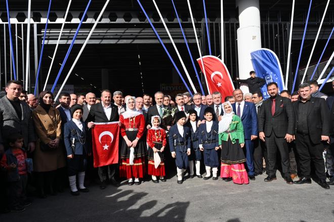 
Yıldırım Belediye Başkanı Oktay Yılmaz, birlik ve beraberlik içerisinde Yıldırım?da kentsel dönüşümden yeşil alanlara, uyumayan kütüphanelerden spor tesislerine, yeşil alanlardan sosyal tesislere kadar hayatın her alanına dokunduklarını söyledi. Yıldırım?a yaklaşık bir buçuk milyon metrekare yeşil alan kazandırıldığını belirten Yılmaz, ?Tüm bu işlemleri Bursa Büyükşehir Belediye Başkanı Alinur Aktaş?ın destekleriyle gerçekleştirdik. Birlik ve beraberlik işin besmelesidir. Pazar alanlarının da yenilenmesinde Başkan Alinur Aktaş?ın büyük katkısı var. Arabayatağı Kapalı Pazaryeri, Yıldırım Belediyesi tarafından projelendirildi. İmalatı ve tüm finansmanı Bursa Büyükşehir Belediyesi tarafından karşılandı. Başkan Alinur Aktaş?a tekrar teşekkür ediyorum. Yeni dönemde yine Başkanımızın destekleriyle birçok kapalı pazar alanı olacaktır. Sokak pazarı olan tüm yerlerde de yeni dönemde dönüşüm gerçekleştireceğiz. Yatırımımız hayırlı olsun? diye konuştu.
