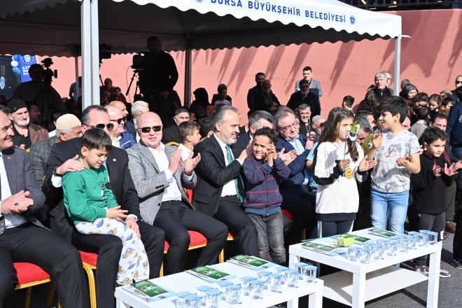 Modern kapalı pazaryerinin açılış törenine Bursa Büyükşehir Belediye Başkanı Alinur Aktaş'ın yanı sıra Bursa Milletvekili Refik Özen, AK Parti İl Başkanı Davut Gürkan, Yıldırım Belediye Başkanı Oktay Yılmaz, Bursa Pazarcılar Esnaf Odası Başkanı Refik Aksu, meclis üyeleri, muhtarlar, sivil toplum kuruluşlarının temsilcileri ve vatandaşlar katıldı.

